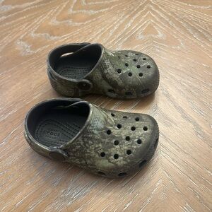 CROCS Kids Olive Camo Sandals